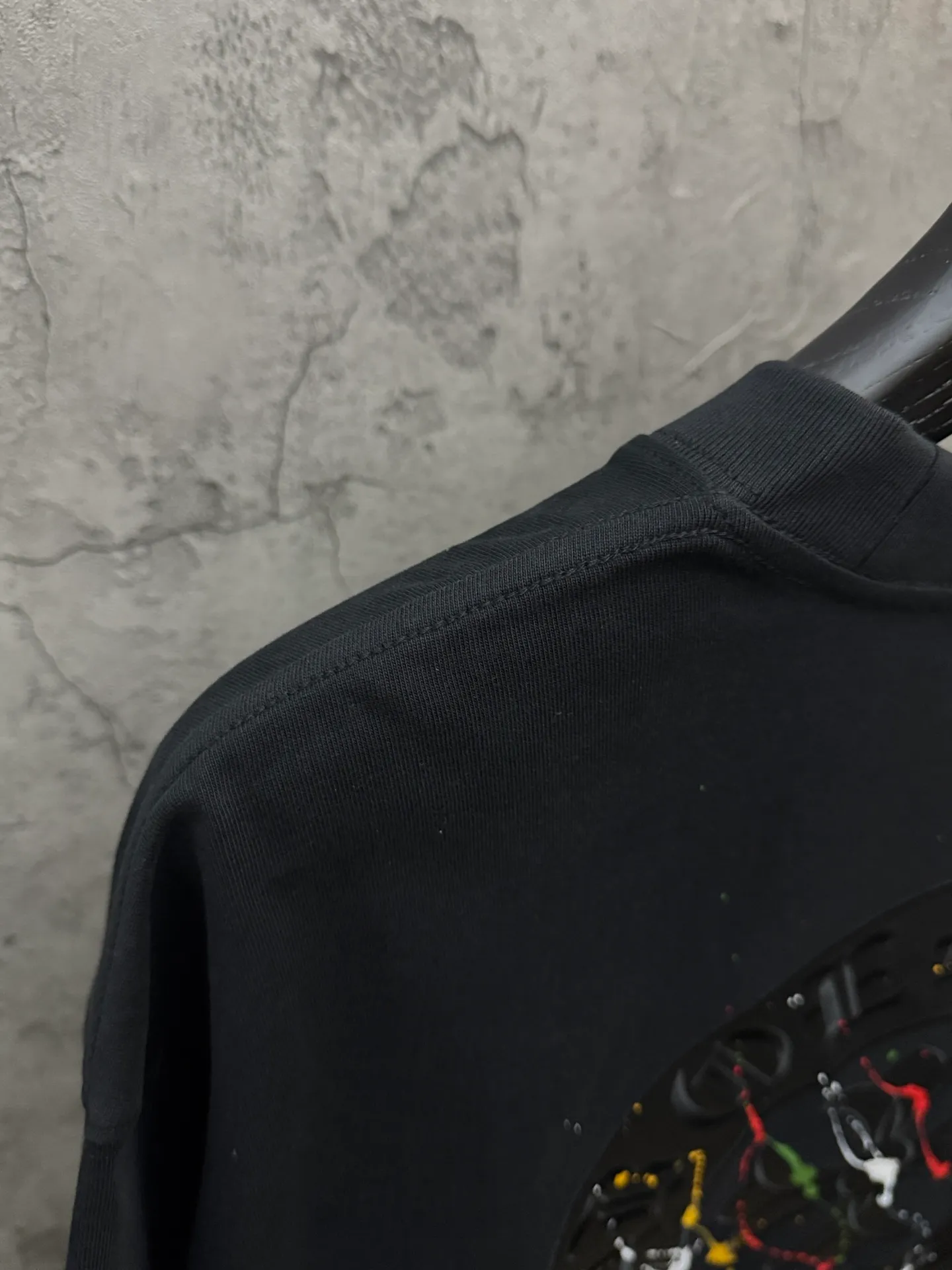 P190 top version, real shot without P, ​​different from market currency) 𝗖𝗵𝗿𝗼𝗺𝗲 𝗛𝗲𝗮𝗿𝘁𝘀/Croxin 2026 spring new original single counter American leather embroidery plus painted inkjet couple short sleeves 👑The highest version! Customized fabric 300 grams, best-selling model at the counter, very comfortable to wear. Accessories: original molded and authenticated collar label ➕ 100% silk wash water label. Genuine purchase-grade original hangtag➕matching hanging rope➕3D hanging beads➕original packaging bag. Craftsmanship: The original version has consistent wiring! The highest version of the armhole matching technique! Color: White Black Size: S M L XL Style No.: 26-2030